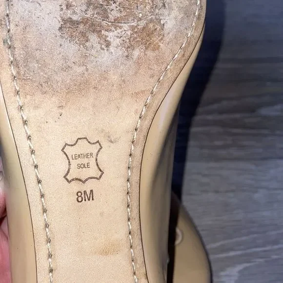 Tory Burch Chelsea Nude Tan Patent Leather Women’s Size 8M Bow Charm Heeled Pump - Picture 7 of 13